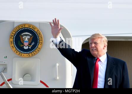 Michigan, Stati Uniti d'America. Il 28 aprile 2018. Stati Uniti Presidente Donald Trump onde come egli arriva a Selfridge Air National Guard base Aprile 28, 2018 in Mount Clemens, Michigan. Trump ha parlato a una piccola folla di membri del servizio prima di voce per un rally in vicino a Washington, Michigan. Credito: Planetpix/Alamy Live News Foto Stock