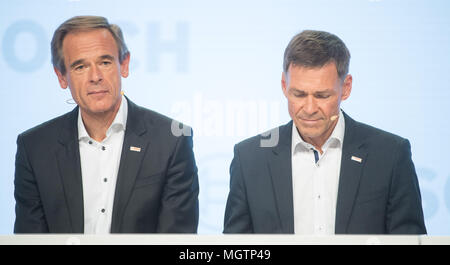 Renningen, Germania. Xxv Aprile, 2018. 25.04.2018, Baden-Württemberg, Renningen. Volkmar Denner (L), direttore del comitato esecutivo di Robert Bosch GmbH e Christoph Kuebel, CEO e direttore del lavoro di Robert Bosch GmbH, durante una dichiarazione finanziaria conferenza stampa. Credito: Sebastian Gollnow/dpa/Alamy Live News Foto Stock