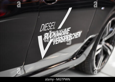 Il 25 aprile 2018, Berlin, Germania: 'Diesel pegno di ritorno' scritto su una BMW. Foto: Jens Kalaene/dpa-Zentralbild/dpa Foto Stock