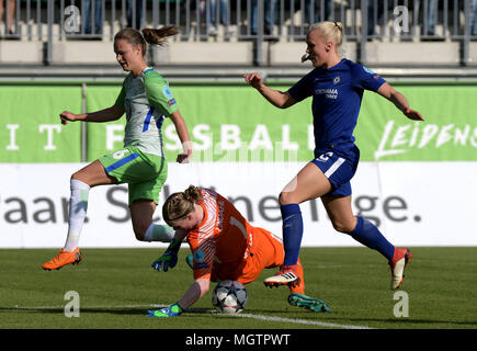 Wolfsburg, Germania. Il 29 aprile 2018. Soccer, donne, Champions League, K.O. Round, semifinale, ritorno corrispondono, VfL Wolfsburg vs LFC Chelsea all'AOK Stadium: Wolfsburg Caroline Hansen (L) e del Chelsea goalkeeper Hedvig Lindahl e del Chelsea Thorisdottir Maria (R) in azione. Foto: Peter Steffen/dpa Credito: dpa picture alliance/Alamy Live News Foto Stock