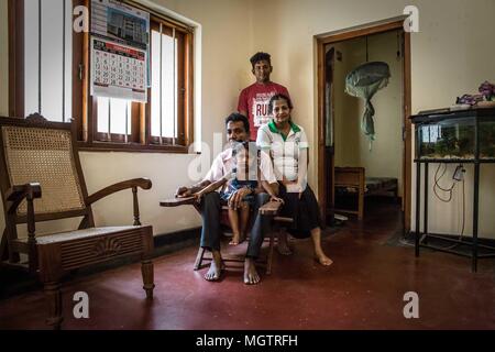 Kandy, Sri Lanka. 15 Feb, 2018. WASANTHA MENIKE pone per un ritratto di famiglia con il marito, figlio e nipote dopo un turno a cellule Hela Bojun Hala nel Kundasale sobborgo di Kandy, Sri Lanka, giovedì, 15 febbraio 2018.Wasantha lavorato in Arabia Saudita di dieci anni come cameriera, fornendo l'unico reddito per la sua famiglia. Essa continua ad essere la famiglia di unico fornitore, attualmente lavorando all'cafÅ½ dalle 6:30 del mattino fino a circa 1:00 ogni giorno della settimana. Ha due figli di età 18 e 20. Hela cibo Bojun tribunali, sparse in tutto il paese sono cucine aperte che servono Foto Stock