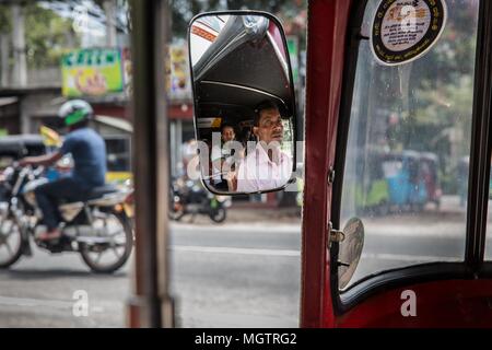 Kandy, Sri Lanka. 15 Feb, 2018. WASANTHA MENIKE ottiene una corsa a casa con il marito nella family-owned tuk tuk dopo il turno in cellule Hela Bojun Hala nel Kundasale sobborgo di Kandy, Sri Lanka, giovedì, 15 febbraio 2018.Wasantha lavorato in Arabia Saudita di dieci anni come cameriera, fornendo l'unico reddito per la sua famiglia. Essa continua ad essere la famiglia di unico fornitore, attualmente lavorando all'cafÅ½ dalle 6:30 del mattino fino a circa 1:00 ogni giorno della settimana. Ha due figli di età 18 e 20. Hela cibo Bojun tribunali, sparse in tutto il paese sono cucine aperte che se Foto Stock