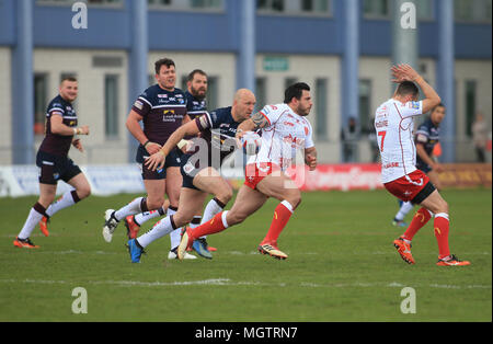 Hull, Regno Unito. Il 29 aprile 2018. Betfred Super League Rugby, Round 13,Hull KR v Leeds rinoceronti; Giustino Carney di Hull KR va su un tasing eseguire Credito: News immagini /Alamy Live News Foto Stock