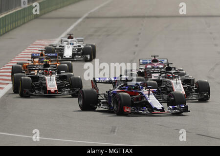 Baku in Azerbaijan. 29 apr, 2018. 28 Brendon Hartley (nzl), la Scuderia Toro Rosso Honda STR13, azione, 08 Romain Grosjean (fra), Haas F1 Team VF-18 Ferrari, azione, 20 Kevin Magnussen (dnk), Haas F1 Team VF-18 Ferrari, azione durante il 2018 del Campionato del Mondo di Formula Uno, il Gran Premio di Europa in Azerbaigian dal 26 aprile al 29 di Baku - : Campionato mondiale; 2018; Grand Prix Azerbaigian, il Gran Premio di Europa di Formula 1 2018 , 29.04.2018. | Utilizzo di credito in tutto il mondo: dpa picture alliance/Alamy Live News Foto Stock