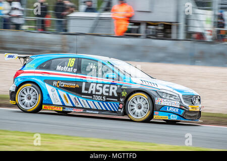 Donington, UK. Il 29 aprile 2018. Aiden Moffat prende un terzo in gara 3 del British Touring Car Championship 2018 Round 2 Donington Credito: Guy Swarbrick/trackcycling.net/Alamy Live News Foto Stock