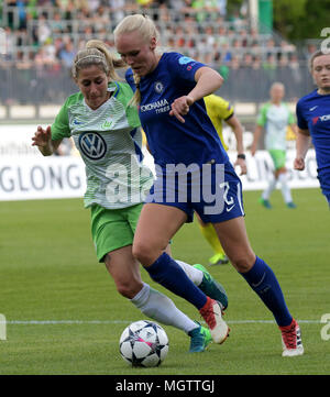 Wolfsburg, Germania. Il 29 aprile 2018. Soccer, donne, Champions League, K.O. Round, semifinale, ritorno corrispondono, VfL Wolfsburg vs LFC Chelsea all'AOK Stadium: Wolfsburg's Anna Blaesse (L) e del Chelsea Thorisdottir Maria in azione. Foto: Peter Steffen/dpa Credito: dpa picture alliance/Alamy Live News Foto Stock