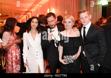 Berlino, Germania. 27 apr, 2018. Gizem Emre, Clemens Schick, Jella Haase e Max von der Groeben al Aftershow Party del Deutscher Filmpreis 2018 nel Palais am Funkturm. Berlino, 27.04.2018 | Utilizzo di credito in tutto il mondo: dpa picture alliance/Alamy Live News Foto Stock