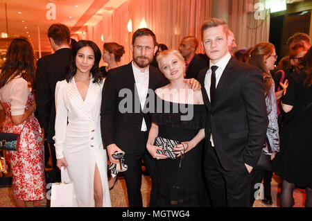 Berlino, Germania. 27 apr, 2018. Gizem Emre, Clemens Schick, Jella Haase e Max von der Groeben al Aftershow Party del Deutscher Filmpreis 2018 nel Palais am Funkturm. Berlino, 27.04.2018 | Utilizzo di credito in tutto il mondo: dpa/Alamy Live News Foto Stock