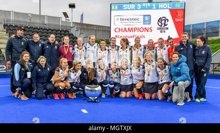 Londra, Regno Unito. Il 29 aprile 2018. Surbiton Ladie's team festeggia dopo aver vinto la finale IWHL durante IWHL finale tra Surbiton e Holcombe del 2018 Inghilterra Hockey League finale di domenica, 29 aprile 2018. Londra, Inghilterra. Credito: Taka G Wu Credito: Taka Wu/Alamy Live News Foto Stock