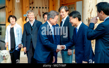 Luna Jae-In Jang Ha-Sung e Cho Kuk, Apr 27, 2018 : il Presidente sud coreano Jae-In Luna (C) lascia una residenza ufficiale al blu presidenziale casa come sua moglie Kim Jung-Sook (L), il capo dello staff presidenziale per la politica Jang Ha-Sung (2R), senior Segretario presidenziale per gli affari civili Cho Kuk (terza R) e presidente del capo del personale Im Jong-Seok (R) vedere lui a Seul, Corea del Sud prima della Luna si diparte a Panmunjom per un vertice intercoreano con il leader della Corea del nord Kim Jong-Un. Il vertice storico tra la luna e Kim è terminato il 27 aprile con le chiamate per la completa denuclearization di Foto Stock