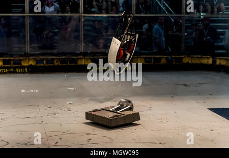 Pleasanton, California, Stati Uniti d'America. 27 apr, 2018. Robot battaglia nell'arena di lotta al XIV RoboGames annuale, il più grande del mondo di aperta concorrenza robot. Credito: Brian Cahn/ZUMA filo/Alamy Live News Foto Stock