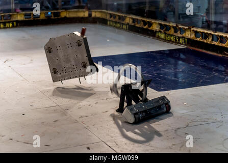 Pleasanton, California, Stati Uniti d'America. 27 apr, 2018. Robot battaglia nell'arena di lotta al XIV RoboGames annuale, il più grande del mondo di aperta concorrenza robot. Credito: Brian Cahn/ZUMA filo/Alamy Live News Foto Stock