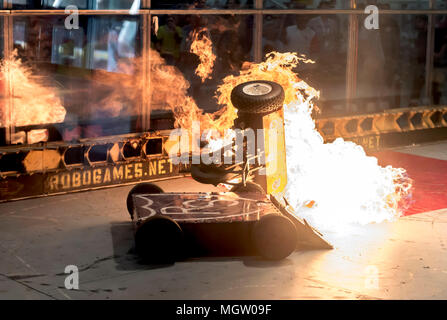 Pleasanton, California, Stati Uniti d'America. 27 apr, 2018. Robot battaglia nell'arena di lotta al XIV RoboGames annuale, il più grande del mondo di aperta concorrenza robot. Credito: Brian Cahn/ZUMA filo/Alamy Live News Foto Stock