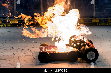 Pleasanton, California, Stati Uniti d'America. 27 apr, 2018. Robot battaglia nell'arena di lotta al XIV RoboGames annuale, il più grande del mondo di aperta concorrenza robot. Credito: Brian Cahn/ZUMA filo/Alamy Live News Foto Stock