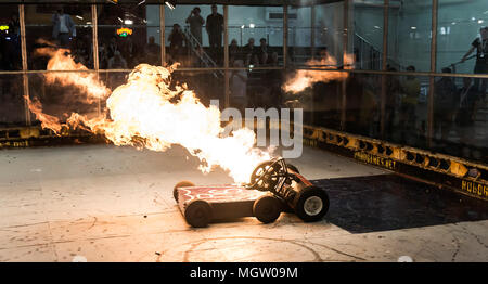 Pleasanton, California, Stati Uniti d'America. 27 apr, 2018. Robot battaglia nell'arena di lotta al XIV RoboGames annuale, il più grande del mondo di aperta concorrenza robot. Credito: Brian Cahn/ZUMA filo/Alamy Live News Foto Stock