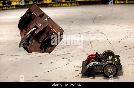 Pleasanton, California, Stati Uniti d'America. 27 apr, 2018. Robot battaglia nell'arena di lotta al XIV RoboGames annuale, il più grande del mondo di aperta concorrenza robot. Credito: Brian Cahn/ZUMA filo/Alamy Live News Foto Stock