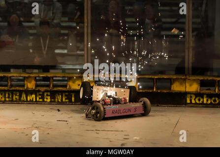 Pleasanton, California, Stati Uniti d'America. 27 apr, 2018. Robot battaglia nell'arena di lotta al XIV RoboGames annuale, il più grande del mondo di aperta concorrenza robot. Credito: Brian Cahn/ZUMA filo/Alamy Live News Foto Stock