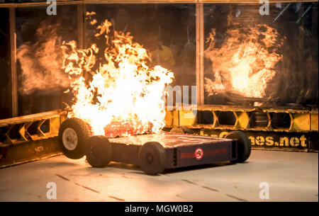 Pleasanton, California, Stati Uniti d'America. 27 apr, 2018. Robot battaglia nell'arena di lotta al XIV RoboGames annuale, il più grande del mondo di aperta concorrenza robot. Credito: Brian Cahn/ZUMA filo/Alamy Live News Foto Stock