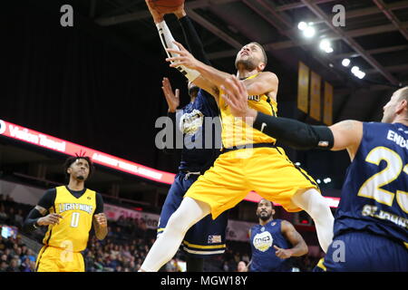 London, Ontario, Canada. 29 apr, 2018. Il London Lightning anticipo alla NBL-C finali vs Halifax in un gioco 6 conquistare il St John's Edge 106-101. Anche se Londra è stata senza la loro star player Royce bianca a causa di un gioco 11 SOSPENSIONE, London Il fulmine è riuscito a battere il St John's edge in un grande sforzo del team. Garrett Williamson(15) condurre il gioco con 25 punti e 10 rimbalzi. Credito: Luca Durda/Alamy Live News Foto Stock