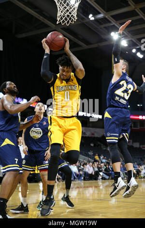 London, Ontario, Canada. 29 apr, 2018. Il London Lightning anticipo alla NBL-C finali vs Halifax in un gioco 6 conquistare il St John's Edge 106-101. Anche se Londra è stata senza la loro star player Royce bianca a causa di un gioco 11 SOSPENSIONE, London Il fulmine è riuscito a battere il St John's edge in un grande sforzo del team. Garrett Williamson(15) condurre il gioco con 25 punti e 10 rimbalzi. Credito: Luca Durda/Alamy Live News Foto Stock