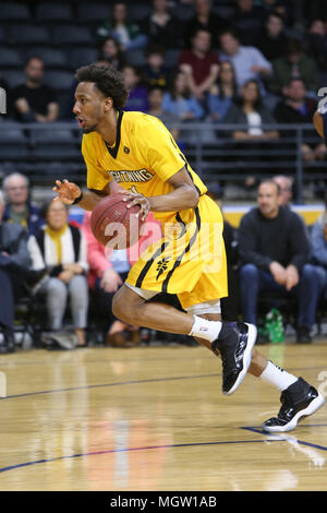 London, Ontario, Canada. 29 apr, 2018. Il London Lightning anticipo alla NBL-C finali vs Halifax in un gioco 6 conquistare il St John's Edge 106-101. Anche se Londra è stata senza la loro star player Royce bianca a causa di un gioco 11 SOSPENSIONE, London Il fulmine è riuscito a battere il St John's edge in un grande sforzo del team. Garrett Williamson(15) condurre il gioco con 25 punti e 10 rimbalzi. Credito: Luca Durda/Alamy Live News Foto Stock