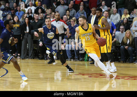 London, Ontario, Canada. 29 apr, 2018. Il London Lightning anticipo alla NBL-C finali vs Halifax in un gioco 6 conquistare il St John's Edge 106-101. Anche se Londra è stata senza la loro star player Royce bianca a causa di un gioco 11 SOSPENSIONE, London Il fulmine è riuscito a battere il St John's edge in un grande sforzo del team. Garrett Williamson(15) condurre il gioco con 25 punti e 10 rimbalzi. Credito: Luca Durda/Alamy Live News Foto Stock