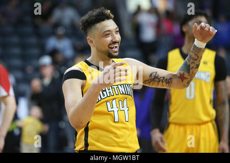 London, Ontario, Canada. 29 apr, 2018. Il London Lightning anticipo alla NBL-C finali vs Halifax in un gioco 6 conquistare il St John's Edge 106-101. Anche se Londra è stata senza la loro star player Royce bianca a causa di un gioco 11 SOSPENSIONE, London Il fulmine è riuscito a battere il St John's edge in un grande sforzo del team. Garrett Williamson(15) condurre il gioco con 25 punti e 10 rimbalzi. Credito: Luca Durda/Alamy Live News Foto Stock