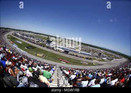 Talladega, Alabama, Stati Uniti d'America. 29 apr, 2018. Il Monster Energy NASCAR Cup Series automobili gara giù il frontstretch durante la GEICO 500 a Talladega Superspeedway di Talladega, Alabama. Credito: Chris Owens Asp Inc/ASP/ZUMA filo/Alamy Live News Foto Stock