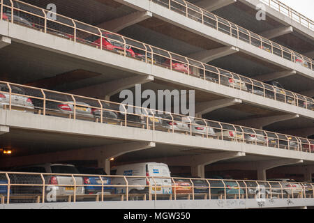Vista laterale di un parcheggio a più piani con diversi livelli di veicoli parcheggiati, Sheffield, South Yorkshire, Inghilterra Foto Stock