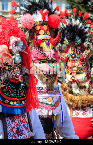 Il carnevale di maschere Kukeri delle tradizioni popolari e rituali Bulgaria Varna 28.04.2018 Foto Stock