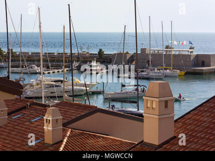 DUINO AURISINA, Italia - 14 Aprile 2018: Marina di Portopiccolo lussuosa stazione balneare vicino a Trieste, visto da di tetti Foto Stock