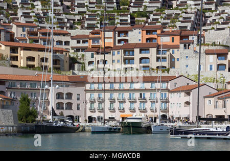 DUINO AURISINA, Italia - 14 Aprile 2018: lussuosa stazione balneare di Portopiccolo, vicino a Trieste Foto Stock