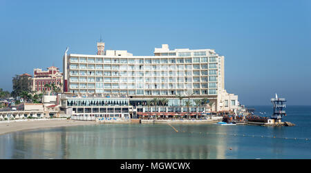 Alessandria, Egitto - 29 Aprile 2018: vista frontale di Helnan Palestine Hotel dal mare con cielo chiaro su un giorno di estate, un vecchio hotel si trova in Al Montaz Foto Stock
