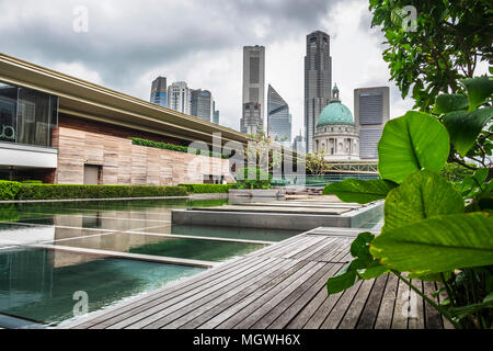 Il giardino sul tetto, Galleria Nazionale di Singapore, con edifici della città in background, Singapore Foto Stock