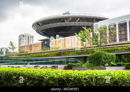 Il giardino sul tetto con una vista della Corte suprema, la Galleria Nazionale di Singapore, Singapore Foto Stock