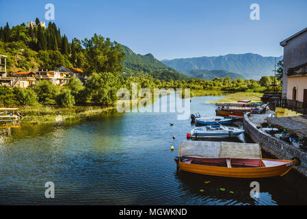 Barche da pesca sul lago Skadarsko, Montenegro Foto Stock