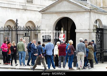 È montato un soldato di cavalleria della famiglia circondato da turisti in guardia a Whitehall, Central London Inghilterra England Regno Unito Foto Stock