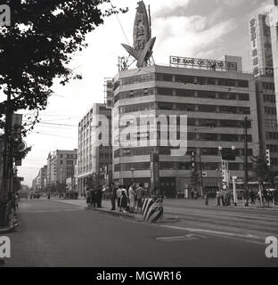 Degli anni Cinquanta, vista storica della città di Tokyo e molti uffici situati in grandi edifici, compresa 'La Bank of Tokyo Ltd", (BOT) una borsa estera banca stabilita direttamente dopo WW2 nel 1946, per contribuire a sviluppare il Giappone del commercio estero. Essa operava anche tutti gli stranieri i contatori di Exchange in Giappone gli aeroporti internazionali. Foto Stock