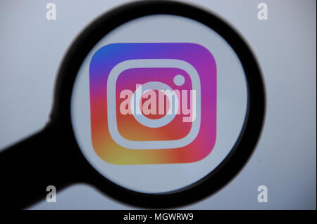 La Instagram app visto attraverso una lente di ingrandimento Foto Stock