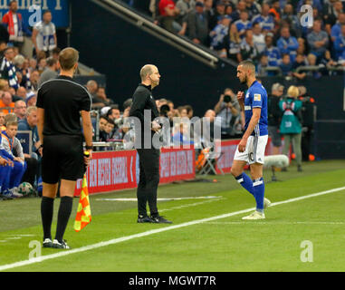 Sport, calcio, Bundesliga, 2017/2018, FC Schalke 04 vs Borussia Moenchengladbach 1:1, Veltins Arena Gelsenkirchen, Nabil Bentaleb (S04) lascia il passo, invio-off da arbitro danno Osmers (non mostrato), sinistra assistente arbitro Florian Heft, nel mezzo del quarto ufficiale di Mike Pickel Foto Stock