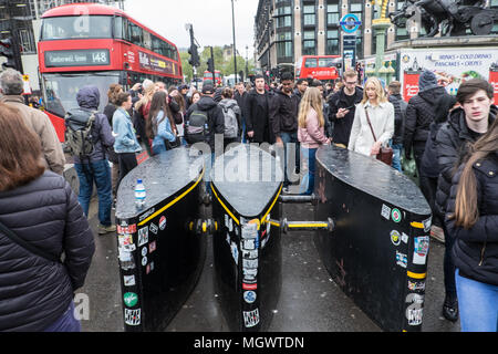 Per,evitare,stop,veicolo,attentati,l'attacco,Sicurezza,barriera,barriere,paracarri,a,Westminster,Ponte,accanto,a,Casa del Parlamento, il Big Ben,Londra,Inghilterra, Foto Stock