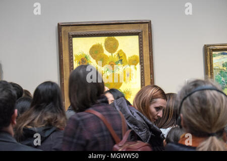 Fotografare,mobile,fotocamera,telefono,,Vincent Van Gogh,Girasoli,Pittura,Galleria Nazionale,Trafalgar Square,Londra,l'Inghilterra,Gran Bretagna,GB,U.K.,UK, Foto Stock