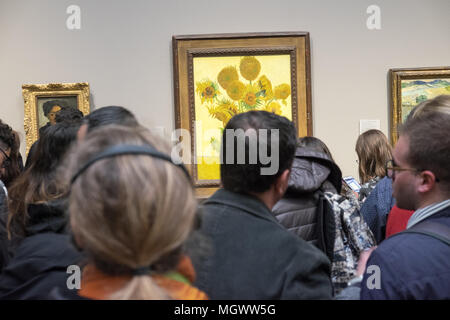 Fotografare,mobile,fotocamera,telefono,,Vincent Van Gogh,Girasoli,Pittura,Galleria Nazionale,Trafalgar Square,Londra,l'Inghilterra,Gran Bretagna,GB,U.K.,UK, Foto Stock