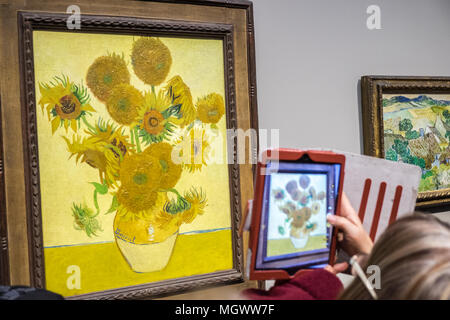 Fotografare,mobile,fotocamera,telefono,,Vincent Van Gogh,Girasoli,Pittura,Galleria Nazionale,Trafalgar Square,Londra,l'Inghilterra,Gran Bretagna,GB,U.K.,UK, Foto Stock