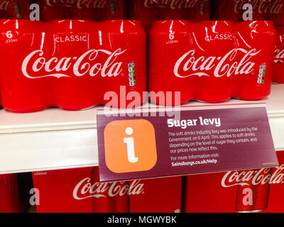 Southend, Inghilterra - 29 Aprile 2018: segno indicante i governi di zucchero del prelievo fiscale, introdotto il 6 aprile 2018. Foto Stock