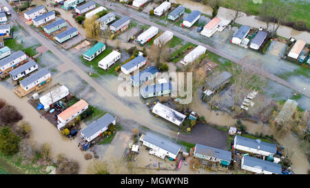 Fotografia aerea mostra un caravan park in Cogenhoe,Northants,Martedì 3 Aprile parzialmente allagato dopo il fiume Nene scoppiare le sue banche a causa del recente heavy rain. Un caravan park ha parzialmente allagato oggi (martedì) dopo il fiume Nene nel Northamptonshire scoppiare le sue banche dopo un altra notte di heavy rain. Il parco vacanze, che è sulla sponda del fiume, è solo uno dei tanti luoghi in Gran Bretagna che hanno allagato dopo giorni di tempo umido. Molte strade restano chiuse oggi e l'Agenzia dell'Ambiente ha rilasciato 174 avvisi di alluvione e 23 avvisi di alluvione, che copre quasi ogni regione di Inghilterra e Galles. Foto Stock