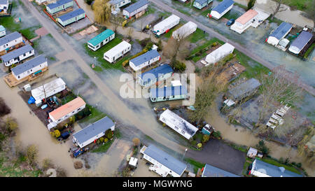 Fotografia aerea mostra un caravan park in Cogenhoe,Northants,Martedì 3 Aprile parzialmente allagato dopo il fiume Nene scoppiare le sue banche a causa del recente heavy rain. Un caravan park ha parzialmente allagato oggi (martedì) dopo il fiume Nene nel Northamptonshire scoppiare le sue banche dopo un altra notte di heavy rain. Il parco vacanze, che è sulla sponda del fiume, è solo uno dei tanti luoghi in Gran Bretagna che hanno allagato dopo giorni di tempo umido. Molte strade restano chiuse oggi e l'Agenzia dell'Ambiente ha rilasciato 174 avvisi di alluvione e 23 avvisi di alluvione, che copre quasi ogni regione di Inghilterra e Galles. Foto Stock