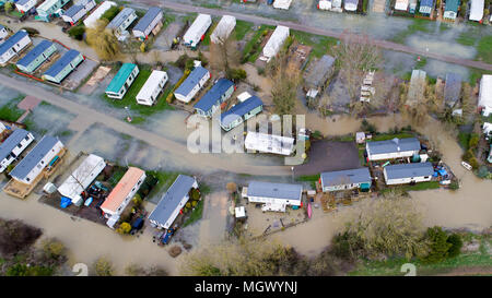 Fotografia aerea mostra un caravan park in Cogenhoe,Northants,Martedì 3 Aprile parzialmente allagato dopo il fiume Nene scoppiare le sue banche a causa del recente heavy rain. Un caravan park ha parzialmente allagato oggi (martedì) dopo il fiume Nene nel Northamptonshire scoppiare le sue banche dopo un altra notte di heavy rain. Il parco vacanze, che è sulla sponda del fiume, è solo uno dei tanti luoghi in Gran Bretagna che hanno allagato dopo giorni di tempo umido. Molte strade restano chiuse oggi e l'Agenzia dell'Ambiente ha rilasciato 174 avvisi di alluvione e 23 avvisi di alluvione, che copre quasi ogni regione di Inghilterra e Galles. Foto Stock