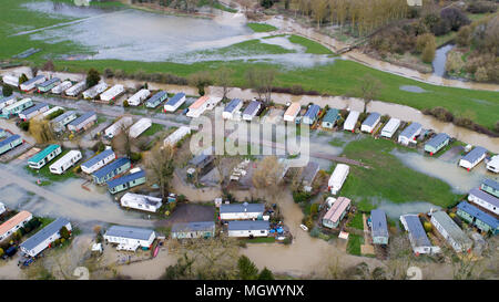 Fotografia aerea mostra un caravan park in Cogenhoe,Northants,Martedì 3 Aprile parzialmente allagato dopo il fiume Nene scoppiare le sue banche a causa del recente heavy rain. Un caravan park ha parzialmente allagato oggi (martedì) dopo il fiume Nene nel Northamptonshire scoppiare le sue banche dopo un altra notte di heavy rain. Il parco vacanze, che è sulla sponda del fiume, è solo uno dei tanti luoghi in Gran Bretagna che hanno allagato dopo giorni di tempo umido. Molte strade restano chiuse oggi e l'Agenzia dell'Ambiente ha rilasciato 174 avvisi di alluvione e 23 avvisi di alluvione, che copre quasi ogni regione di Inghilterra e Galles. Foto Stock