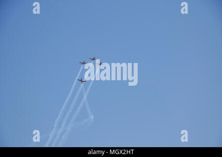 Forza Aerea israeliana (IAF) Volo Academy Beechcraft T-6un texano II acrobazia team durante un display Foto Stock